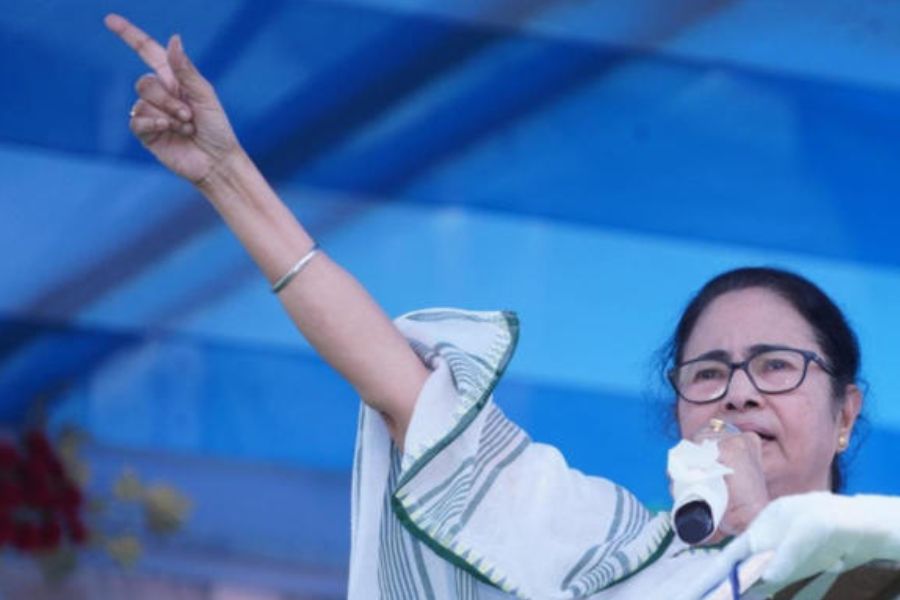  তবে দল মহুয়ার পাশে নেই— এমন কথা বলেননি অভিষেক। শুক্রবার কার্শিয়াং থেকে মমতাও মহুয়ার পাশে থাকার বার্তাই স্পষ্ট করলেন।