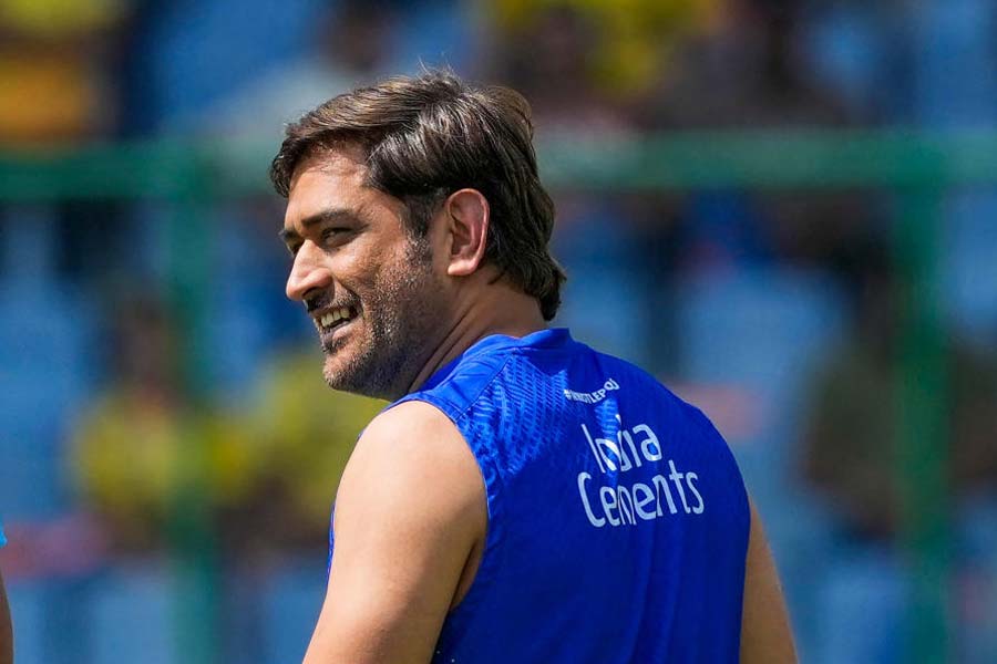 তিনি নিজে সাধারণ স্কুলে পড়াশোনা করেছেন। তাঁর বড় হয়ে ওঠাও অতি সাধারণ এক মধ্যবিত্ত পরিবারে। বাবা ছিলেন সরকারি আবাসনের রক্ষণাবেক্ষণের কর্মী। কিন্তু তিনি তো মহেন্দ্র সিং ধোনি। ভারতীয় ক্রিকেট দলের অন্যতম কীর্তিমান অধিনায়ক। তাঁর সন্তান কোথায় পড়াশোনা করে?