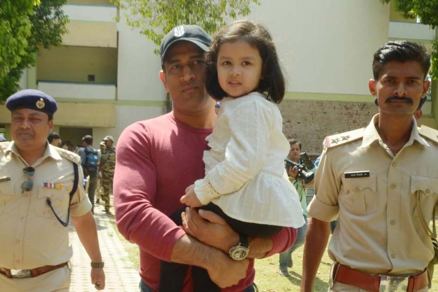 সাধারণত ভারতীয় তারকাদের সন্তান-সন্ততিদের পড়াশোনা করতে বিদেশে যাওয়াই দস্তুর। ধোনি অবশ্য তাঁর কন্যাকে পড়াশোনার জন্য বেশি দূরে পাঠাননি।