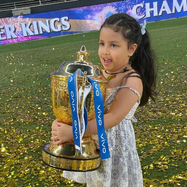 ধোনির কন্যার নাম জিভা সিংহ ধোনি। বয়স কম হলেও জনপ্রিয়তায় ক্যাপ্টেন কুলের থেকে কম যায় না সে। ইনস্টাগ্রামে অ্যাকাউন্ট আছে তার। সেখানে তার অনুরাগী সংখ্যায় ২৩ লক্ষ। এ ব্যাপারে মা সাক্ষী ধোনিকেও টক্কর দেয় সে।