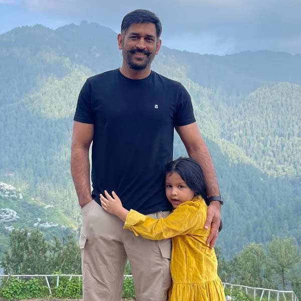 কন্যা জিভাকে রাঁচীরই একটি স্কুলে ভর্তি করিয়েছেন ধোনি। যেমন তিনি নিজেও পড়তেন তাঁর নিজের শহরেরই স্কুলে। রাঁচীর দাভ জওহর বিদ্যামন্দিরের ছাত্র ছিলেন ধোনি। মেয়েকে অবশ্য ভর্তি করিয়েছেন রাঁচীর সেরা স্কুলে।