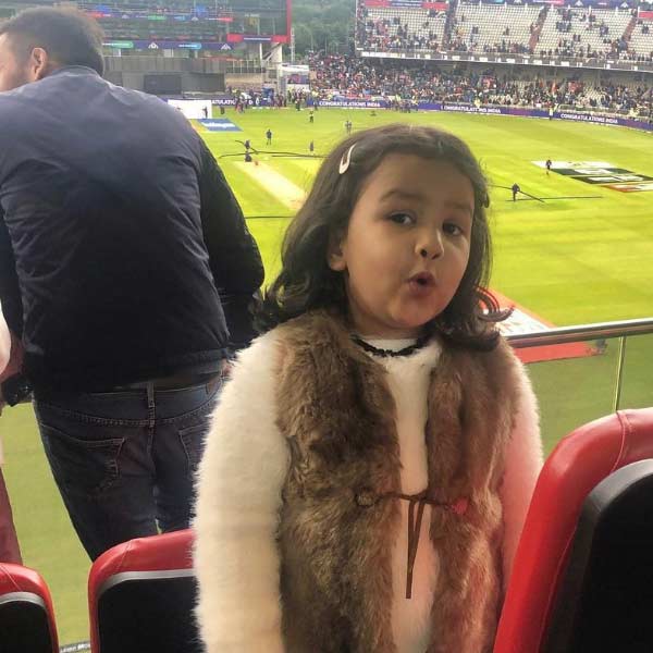 স্কুলের ওয়েবসাইটের বেতন পরিকাঠামো বলছে অষ্টম শ্রেণি পর্যন্ত বাৎসরিক বেতন ৪ লক্ষ ৪০ হাজার টাকা। নবম থেকে দ্বাদশ শ্রেণি পর্যন্ত এই বেতনের অঙ্ক ৪ লক্ষ ৮০ হাজার টাকা। 