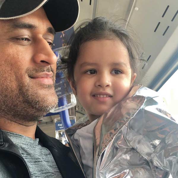 ধোনি-কন্যা জিভাকে দেখা গিয়েছিল মাঠের মধ্যেই ট্রফি নিয়ে ছবিশিকারিদের সামনে পোজ দিতে। সমাজমাধ্যমেও জিভার সঙ্গে ধোনির ছবি পোস্ট হলেই মুহূর্তে ভাইরাল হয়। 