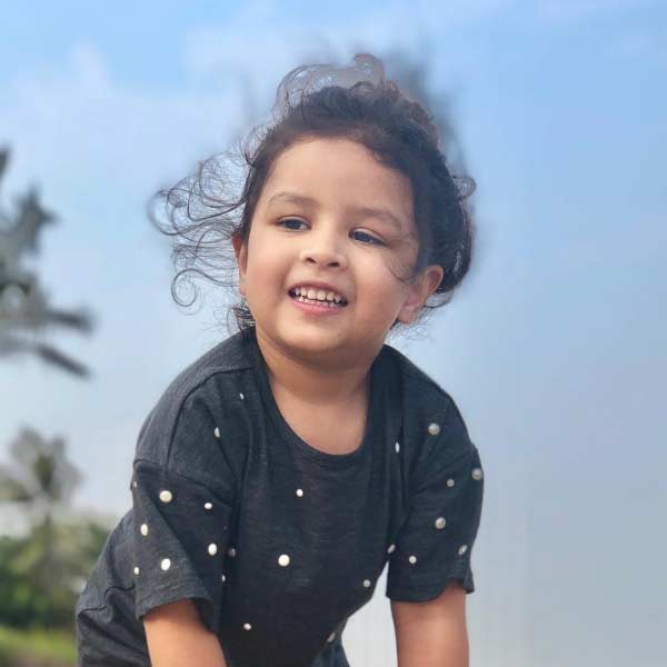 ক্রিকেট নিয়ে ব্যস্ত ধোনি সময় পেলেই পরিবারের সঙ্গে রাঁচীতে তাঁর বাড়িতে সময় কাটান। সমাজমাধ্যমের ছবি বলছে, জীবনযাপনে তেমন বাহুল্য নেই ধোনির। তবে কন্যার শিক্ষার জন্য তিনি কোনও রকম আপস করেননি।