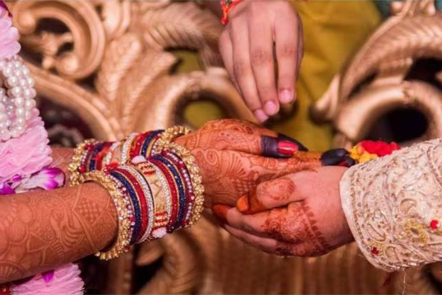 শুক্রবার দুপুরে কালনার ধর্মডাঙ্গা এলাকায় শুভঙ্করের বাড়ির সামনে ধর্নায় বসেন দুই মহিলা। দাবি কী? ধর্নায় বসা চামেলি হাওলাদার নামে এক জনের দাবি, তিনি শুভঙ্করের দ্বিতীয় পক্ষের স্ত্রী। প্রেম করে বিয়ে করেছিলেন তাঁরা।