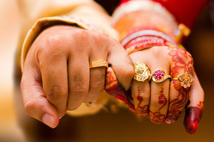 কিন্তু বিয়ের পর স্বামী তাঁর দায়িত্ব নেননি। বাপের বাড়ি চলে যেতে বাধ্য করা হয় তাঁকে। সেখানেই তিনি আছেন বিগত বেশ কয়েক বছর। কিন্তু পরে জানতে পারেন, তাঁর স্বামী আগেও একটি বিয়ে করেছেন। সেই স্ত্রীর সঙ্গেও একই কাণ্ড ঘটিয়েছেন শুভঙ্কর।