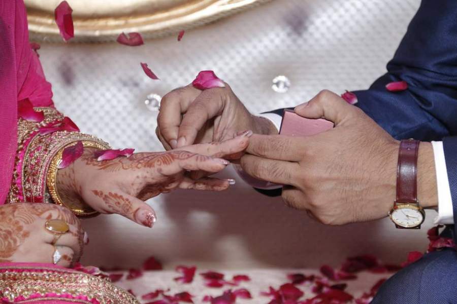 তাঁকেও রেখে এসেছিলেন বাপের বাড়ি। এই ভাবে তৃতীয় বিয়েও সেরে ফেলেন। কিন্তু কী বলছেন ‘তৃতীয়া’? তৃতীয় পক্ষের স্ত্রীর দাবি, তাঁর সঙ্গে রেজিস্ট্রি করে বিয়ে করেছেন শুভঙ্কর।