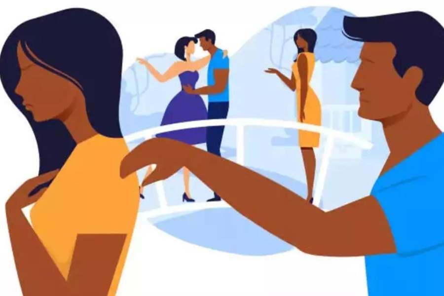 তার পর বেশ কয়েক বার টাকা-পয়সাও নিয়েছেন। তাঁর দাবি, ‘‘হয় সমস্ত টাকা ফেরত দিন, নয়তো আমায় সসম্মানে ঘরে তুলুন।’’ এই দাবি নিয়ে তিনিও শুক্রবার শুভঙ্করের বাড়ির সামনে বসে পড়েন।