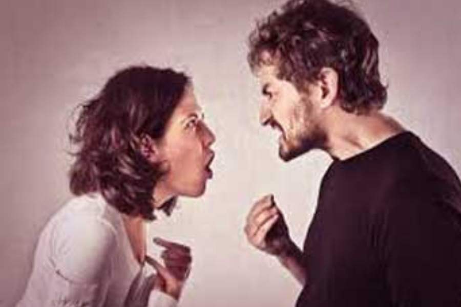 দ্বিতীয় স্ত্রী চামেলি বলেন, ‘‘আমি বিয়ের আগে কিচ্ছু জানতাম না। আমায় কিছু বলেনি। মাঝেমধ্যে কাজের নাম করে পালাত। হাতেনাতে প্রমাণ পেয়ে আজ ধরতে এসেছি।’’