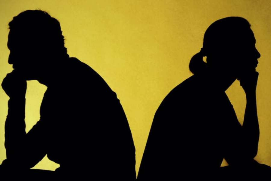 অন্য দিকে, তৃতীয় পক্ষের স্ত্রীর দাবি, ‘‘ও কি কচি খোকা? আমার কাছে পাঁচ লাখ টাকা নিয়েছে। আমার আগে দু’জনকে বিয়ে করেছে। এখানে এসে আবার একটি মেয়েকে ফাঁসানোর তালে আছে। আমার কাছে সব প্রমাণ আছে।’’