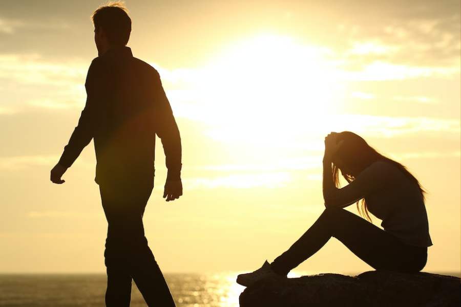 অভিযুক্ত শুভঙ্করের দাবি, তাঁকে ফাঁসানো হচ্ছে। তাঁর কথায়, ‘‘আমার আগে কোনও বিয়ে হয়নি। যে মহিলা আমার দ্বিতীয় বৌ বলে দাবি করছে, সে বাড়ি থেকে বেরিয়ে গিয়ে মামলা করেছিল। আর তৃতীয় স্ত্রী বলে যে দাবি করছে, সে আমায় ফাঁসিয়েছে। আমার মতো আরও অনেককে ও ফাঁসিয়েছে। আমার টাকা-গাড়ি, সব হাতিয়ে নিয়েছে।’’