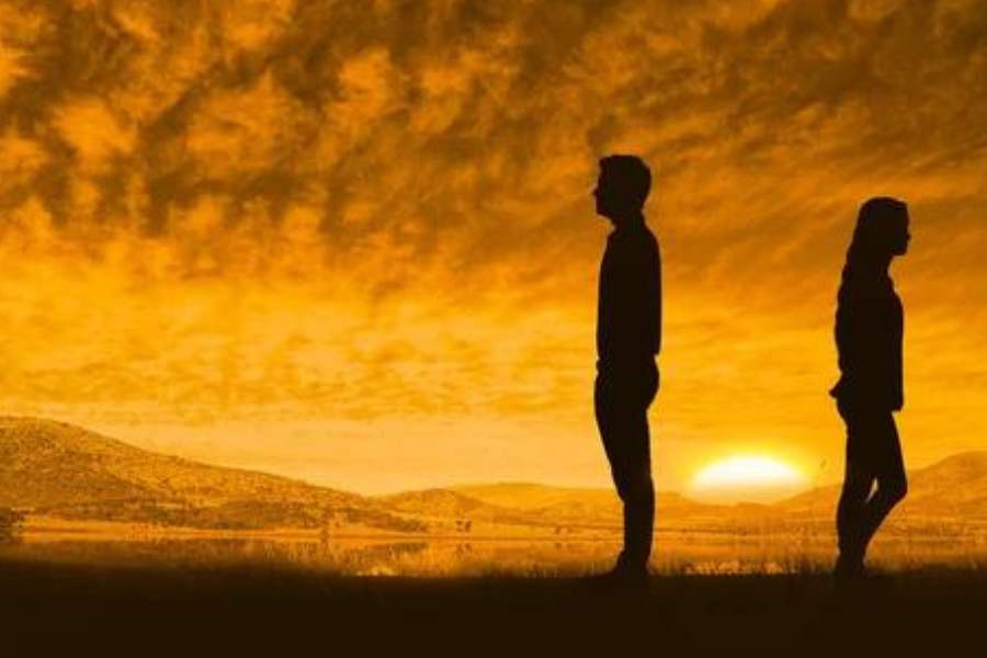 প্রথম পক্ষের স্ত্রী অবশ্য কোনও প্রতিক্রিয়া দেননি। এই ঘটনা প্রসঙ্গে স্থানীয় পঞ্চায়েত সদস্য প্রদীপ মণ্ডল জানান, তৃতীয় পক্ষের স্ত্রী বলে যিনি দাবি করছেন, তাঁর কাগজপত্র দেখে কিছু পরিষ্কার হচ্ছে না।