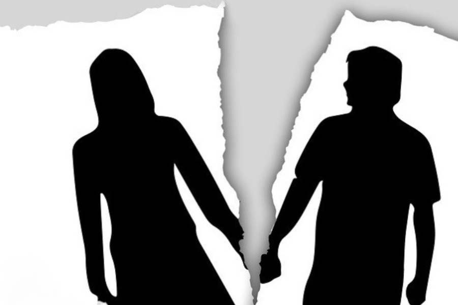 তাঁর কথায়, ‘‘ওরা প্রশাসনের কাছে যাক।’’ সব মিলিয়ে গোলেমেলে এই কাণ্ড দেখতে সারা দিন শুভঙ্করের বাড়ির সামনে ভিড় লেগেছিল। সব দেখেশুনে কেউ কেউ টিপ্পনী কাটলেন, ‘‘এ তো সেই ‘স্বামী কেন আসামি’ যাত্রা।’’