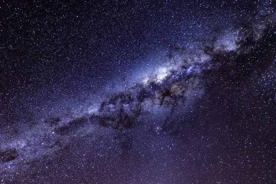 আমরা যে ছায়াপথের অংশ, সেই মিল্কিওয়ে গ্যালাক্সি বা আকাশগঙ্গা ছায়াপথেই ওই সৌরজগতের সন্ধান মিলেছে। জ্যোতির্বিজ্ঞানীরা জানাচ্ছেন, পৃথিবী থেকে ১০০ আলোকবর্ষ দূরে রয়েছে সৌরজগৎটি।