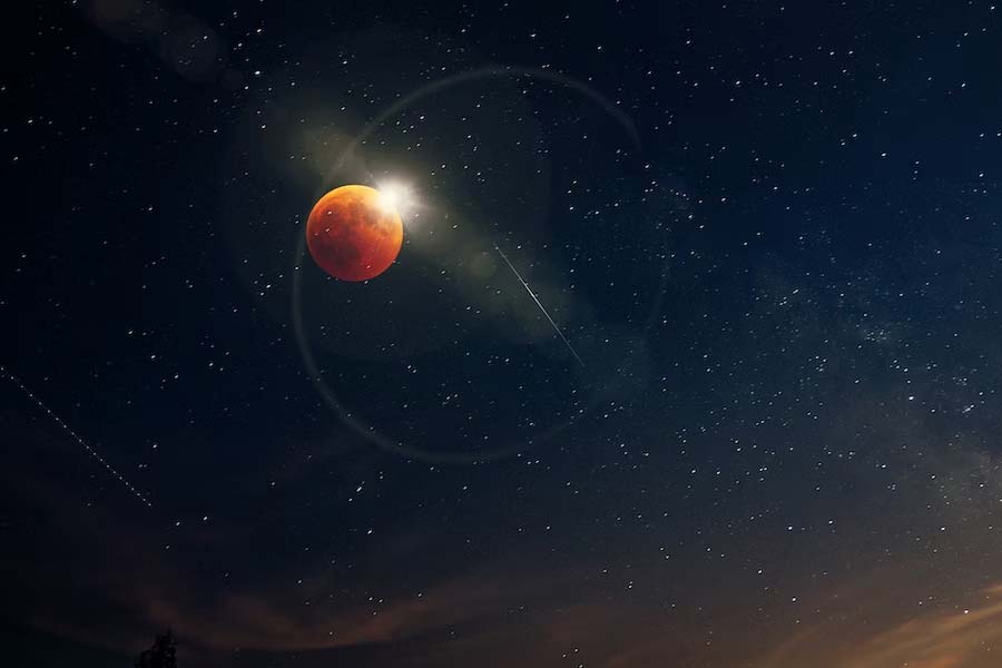 জ্যোতির্বিজ্ঞানীরা আরও জানান, গ্রহগুলি নিজের কক্ষপথে প্রদক্ষিণ করার সময় ভারসাম্য বজায় রাখে। সৌরজগৎটি সৃষ্টির কয়েকশো কোটি বছর পরেও বাইরের কোনও শক্তি সেই ভারসাম্যে বিঘ্ন ঘটাতে পারেনি। তার ফলে সৌরজগৎটি অনেক বেশি সুসংহত বলে দাবি বিজ্ঞানীদের।