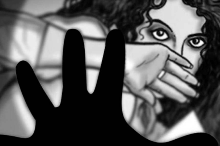 আদালতের রায়ে বেকসুর খালাস পেয়ে যান মহিলার স্বামী। এলাহাবাদ হাই কোর্টের রায়ে বলা হয়েছে, স্ত্রীর বয়স ১৮ বছরের বেশি হলে ভারতীয় দণ্ডবিধির অধীনে বৈবাহিক ধর্ষণকে অপরাধ হিসাবে বিবেচনা করা যাবে না।