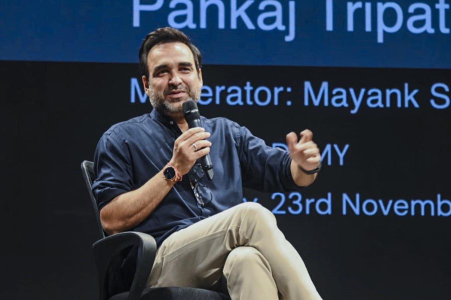 অনেক জায়গায় পঙ্কজের ছবি দেখে দর্শক উঠে দাঁড়িয়ে হাততালি দেন। হালফিলের সিনেমা জগতে তা হলে নিজেকে ‘স্টার’ মনে হয় কি না, প্রশ্ন করায় মুখ কুঁচকে অভিনেতা বললেন, “একেবারেই নয়। এমন অনুভূতি কখনও হয় না আমার। আমি কাল রাতেই ছবির স্ক্রিনিংয়ের পর জুহু থেকে স্কুটি চালিয়ে বাড়ি গিয়েছি। এক বার একটা দুর্ঘটনা হয়েছিল। তার পর থেকে আমার স্ত্রী আমার সঙ্গে স্কুটিতে উঠতে ভয় পায়। কিন্তু মুম্বইয়ের রাস্তা এত সরু। আমি নিয়মিত স্কুটিতে যাতায়াত করি। গতকাল পাক্কা পাঁচ বছর পর স্ত্রী আমার স্কুটিতে বসতে রাজি হল। খুব ভয়ে ভয়ে ছিল যদিও (হাসি)। অটো না পেলে আমি কিন্তু এখনও দিব্যি স্কুটি চালিয়ে জেটি অবধি যাই। বাকিটা জলপথে। এখনও মনে হয় না, আমি ‘স্টার’ হয়ে গিয়েছি”।