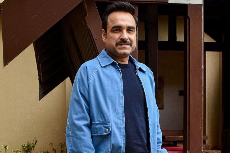 কবিতা বোধহয় অভিনেতার বিশেষ পছন্দের। তিনি অবসর সময় কী করেন? এই কথায় বললেন, “খাই আর ঘুমাই। আসলে আমি মনেপ্রাণে বাঙালি। আমি চাই রোজ খাওয়ার পর এক ঘণ্টা ভাতঘুম দিতে (হাসি)।” 