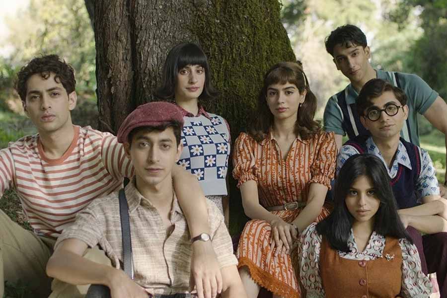 বড় পর্দাকে নয়, অভিনয়ে আত্মপ্রকাশের জন্য বরং ওটিটি প্ল্যাটফর্মকে নির্বাচন করলেন একাধিক তারকাসন্তান। বলিউডের ‘শাহেনশা’ অমিতাভ বচ্চনের নাতি অগস্ত্য নন্দ থেকে শুরু করে বলিপাড়ার ‘বাদশা’ শাহরুখ খানের কন্যা সুহানা খান, প্রয়াত বলি অভিনেত্রী শ্রীদেবীর কন্যা খুশি কপূর, সকলেই একসঙ্গে ধরা দিয়েছেন ‘দ্য আর্চিজ়’ ছবিতে। নেটফ্লিক্স ওটিটি প্ল্যাটফর্মে সদ্য মুক্তিপ্রাপ্ত ‘দ্য আর্চিজ়’ ছবির পরিচালনার দায়িত্বে ছিলেন জ়োয়া আখতার।