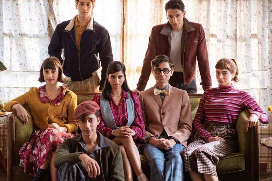 তারকাসন্তানেরা খুব সহজেই বলিউডে অভিনয়ের সুযোগ পেয়ে যান। কিন্তু ফিল্মজগতের সঙ্গে সরাসরি যোগাযোগ না থাকলে ‘বহিরাগত’দের বলিউডে নিজেদের কেরিয়ার গড়ে তোলার পথ খুব একটা সহজসাধ্য নয় বলেই দাবি করেন বলিপাড়ারই একাংশ।