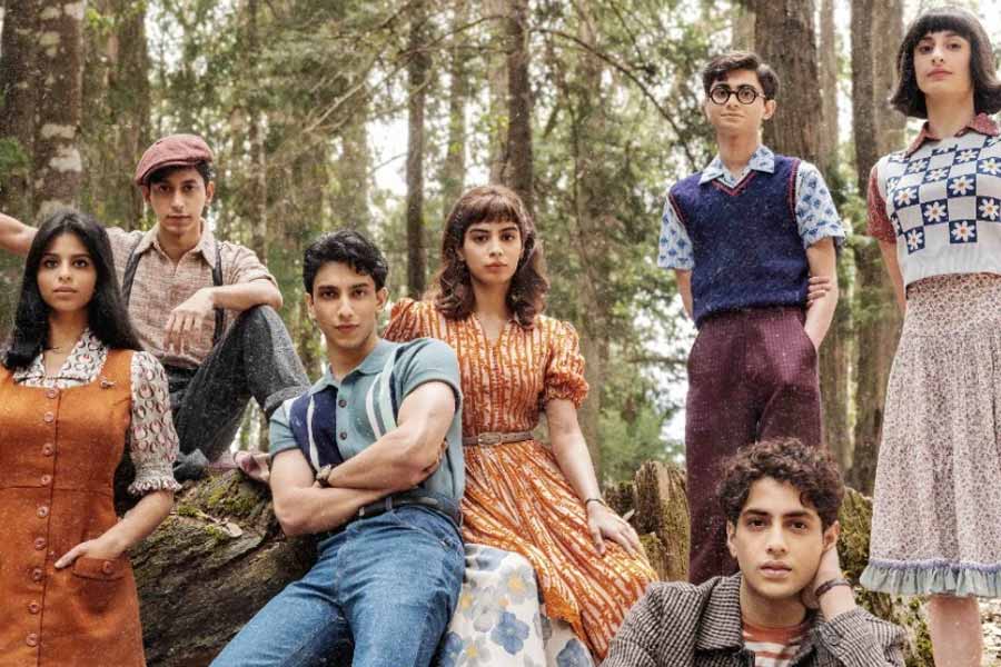 জ়োয়াও নাকি ‘দ্য আর্চিজ়’ তৈরি করতে স্বজনপোষণতার হাত ধরেছেন। হিন্দি ফিল্মজগতের রন্ধ্রে রন্ধ্রে যে এখনও স্বজনপোষণতার বীজ ছড়িয়ে রয়েছে তা নিয়েও সমালোচনা করতে পিছপা হননি বলিপাড়ার একাংশ।