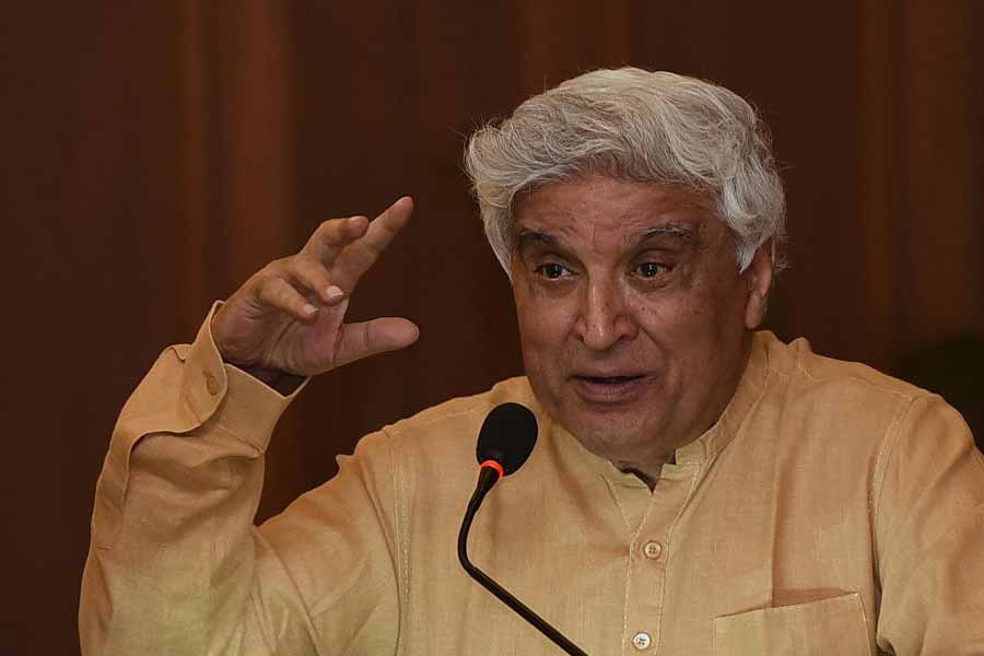 জাভেদ বলেন, ‘‘ছবি তৈরি করতে সরকারি অনুদান থেকে খরচ করা হয় না। এমনকি কোনও শিল্পপতিও অর্থ বিনিয়োগ করেন না। প্রযোজক তাঁর নিজের ঝুলি থেকে টাকা খরচ করেন।’’