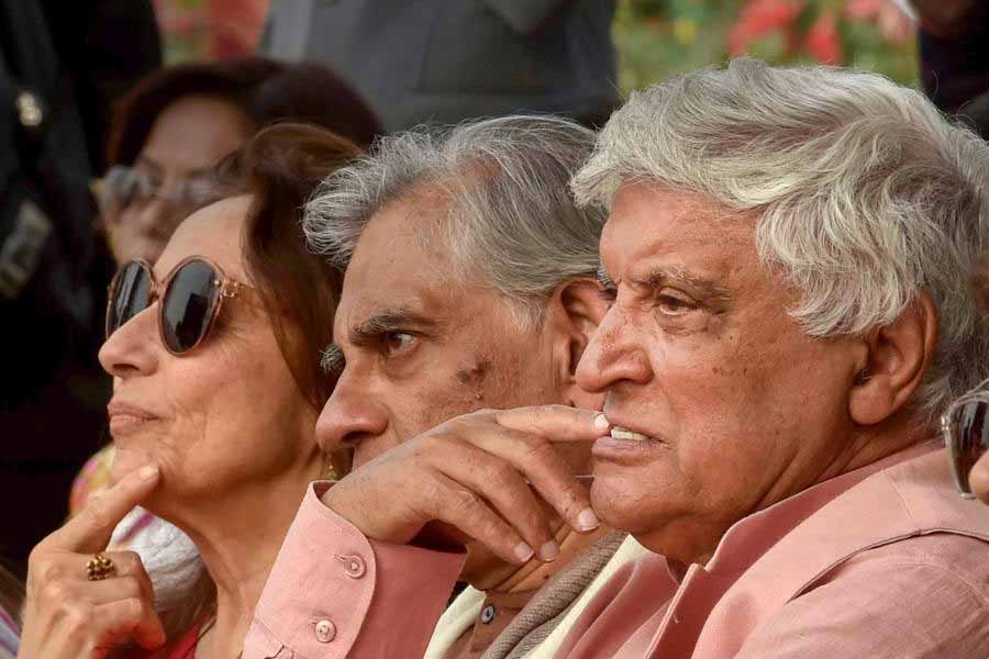 জাভেদের দাবি, প্রযোজকেরা যখন নিজেদের পুঁজি থেকে খরচ করে ছবি তৈরি করেন তখন তাঁরা নিজেরাই সেই ছবি সংক্রান্ত সমস্ত ঝুঁকি নেন। ছবিতে কোন তারকা অভিনয় করবেন তা নিয়ে সিদ্ধান্ত নেওয়ার সম্পূর্ণ অধিকারও রয়েছে ছবিনির্মাতাদের। এমনটাই জানান জাভেদ।