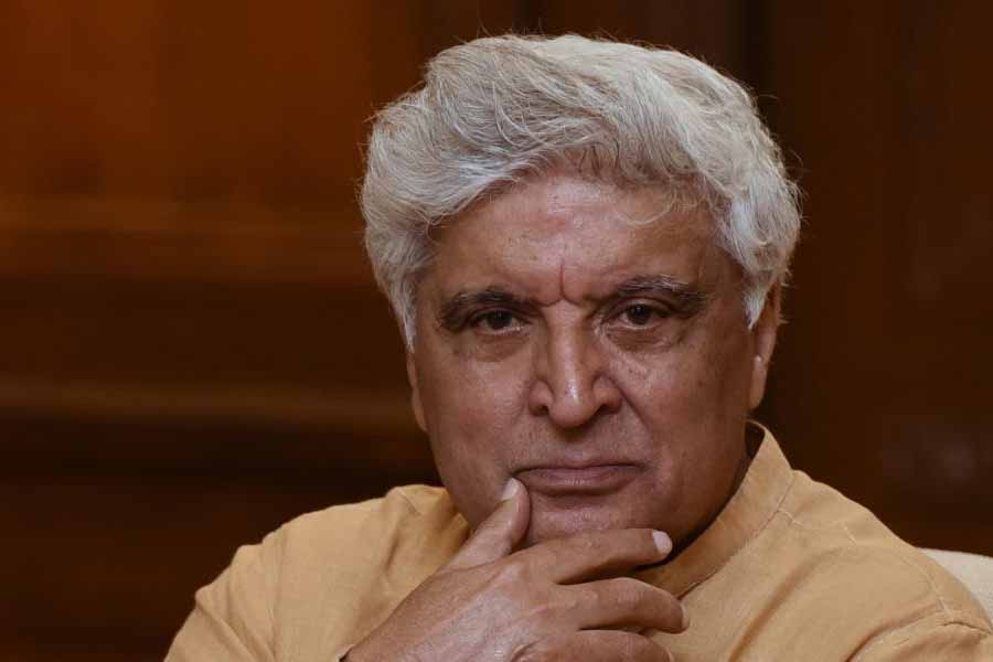 তারকাদের সন্তান হলেই যে হিন্দি ফিল্মজগতে সাফল্য পাওয়া যায়, তা মানতেও নারাজ জাভেদ। তিনি বলেন, ‘‘তারকারা সফল হন দর্শকের জন্য। স্বজনপোষণের পথ ধরে হেঁটে চললে কারও কেরিয়ারে সাফল্য আসে না।’’   