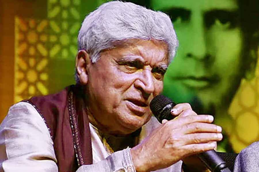 জাভেদের আরও দাবি, বিশ্বের সর্বত্রও যদি স্বজনপোষণতা চলতে থাকে তবুও বলিউড ইন্ডাস্ট্রি তা থেকে শতহস্ত দূরে রয়েছে।   