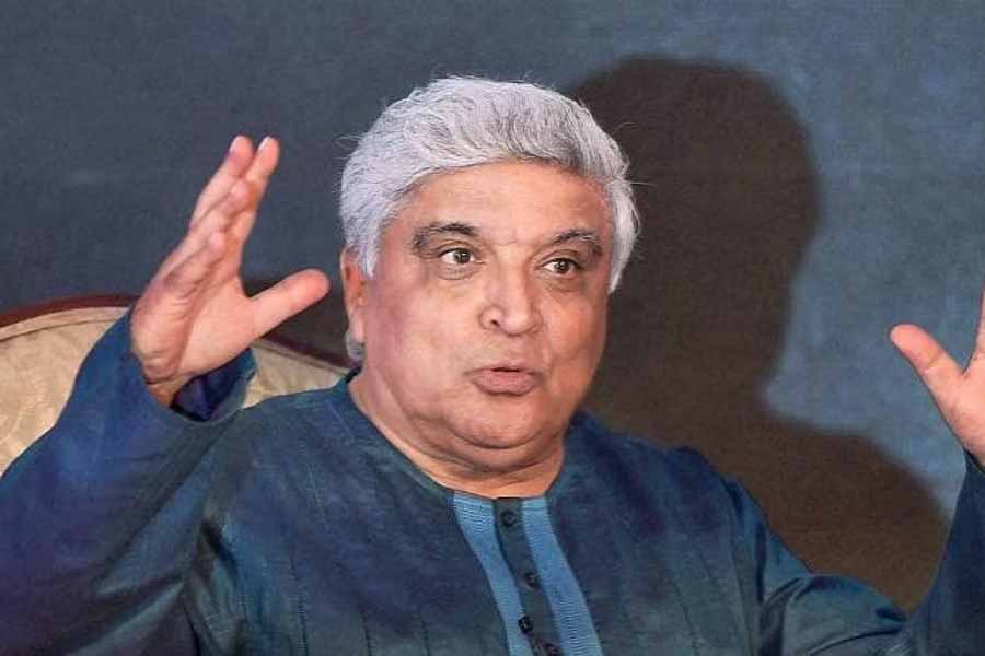 জাভেদ বলেন, ‘‘বলিউডে কোনও ভাবেই স্বজনপোষণতার প্রভাব পড়তে পারে না। তারকার সন্তান হলেই কি আর সাফল্য পাওয়া যায়?’’