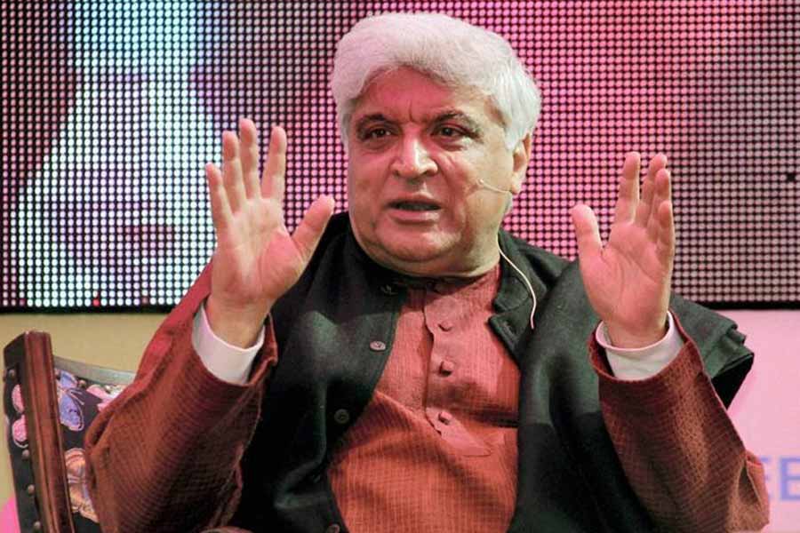 জাভেদ জানান, যদি কারও মধ্যে অভিনয়দক্ষতা থাকে তা হলে দর্শকমহলে তিনি প্রশংসা পেতে বাধ্য। দর্শকই তাঁকে ভালবাসা দিয়ে সাফল্যের চূড়ায় পৌঁছে দেবেন।