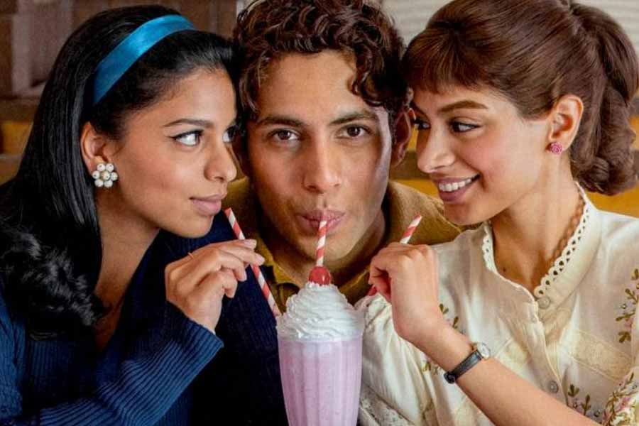 জাভেদের দাবি, জ়োয়াকে তাঁর ছবি নিয়ে কোনও রকম প্রশ্ন করাই উচিত নয়। জ়োয়া যখন ছবির সম্পূর্ণ ঝুঁকি নিয়েছেন তাই ছবি নিয়ে নিজের মতো সিদ্ধান্ত নেওয়ার অধিকারও রয়েছে তাঁর।