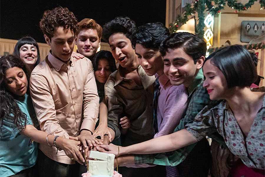 ‘দ্য আর্চিজ়’ ছবি নিয়ে হাজারো সমালোচনার মধ্যে জাভেদ জানান, এই ছবিতে যাঁরা অভিনয় করেছেন তাঁরা সকলেই অভিনয়ে দক্ষ। জাভেদের বক্তব্য, সমস্ত নির্বাচনী প্রক্রিয়া অতিক্রম করেই এই ছবিতে অভিনয়ের সুযোগ পেয়েছেন নবাগত তারকারা।