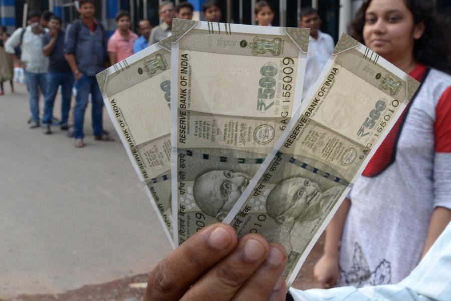 সমাজমাধ্যমে নানা ধরনের জল্পনা তৈরি হয়েছে এই নোটগুলির বৈধতা নিয়ে। অনেকে বলছেন, এগুলি জালও হতে পারে। সব মিলিয়ে ধন্দে সাধারণ মানুষ।