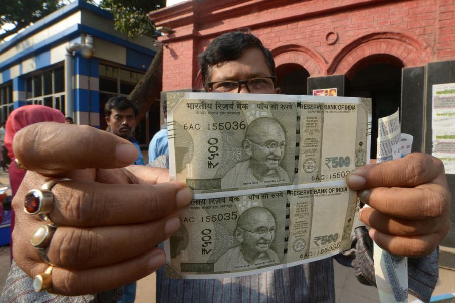 এই অবস্থায় সেই জল্পনা থামাতে শুক্রবার রিজার্ভ ব্যাঙ্ক ফের জানাল, ওই চিহ্ন দেওয়া নোটগুলি জাল নয়। বাদবাকি স্বীকৃত নোটের মতোই বৈধ।
