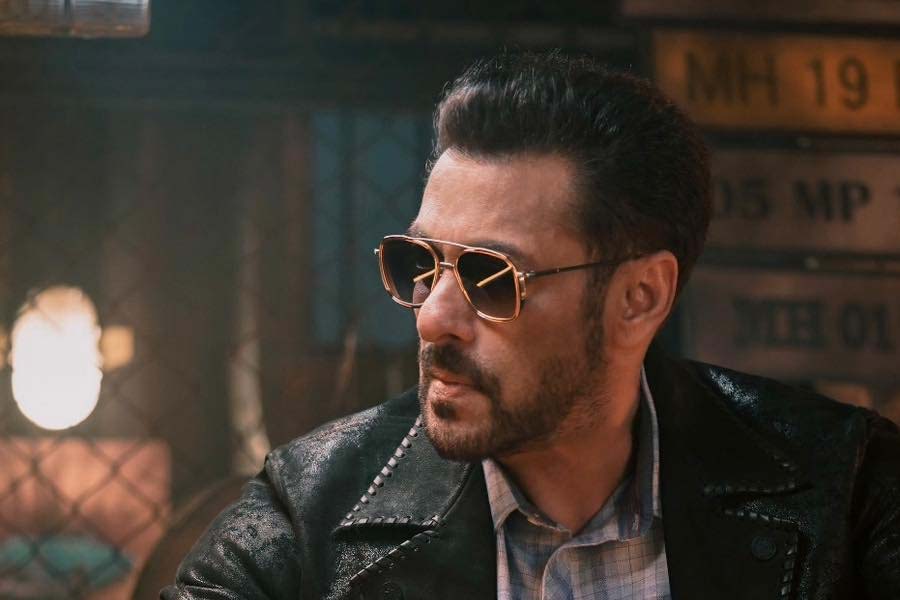 ‘টাইগার ৩’-এর সাফল্য নিয়ে সলমন জানান, দীপাবলি এবং বিশ্বকাপের সময়ে মুক্তি পেয়েছিল ‘টাইগার ৩’। তা সত্ত্বেও সলমন অভিনীত ছবিটি যে এত ভালবাসা পেয়েছে তা দেখে দর্শকের কাছে কৃতজ্ঞ ভাইজান।