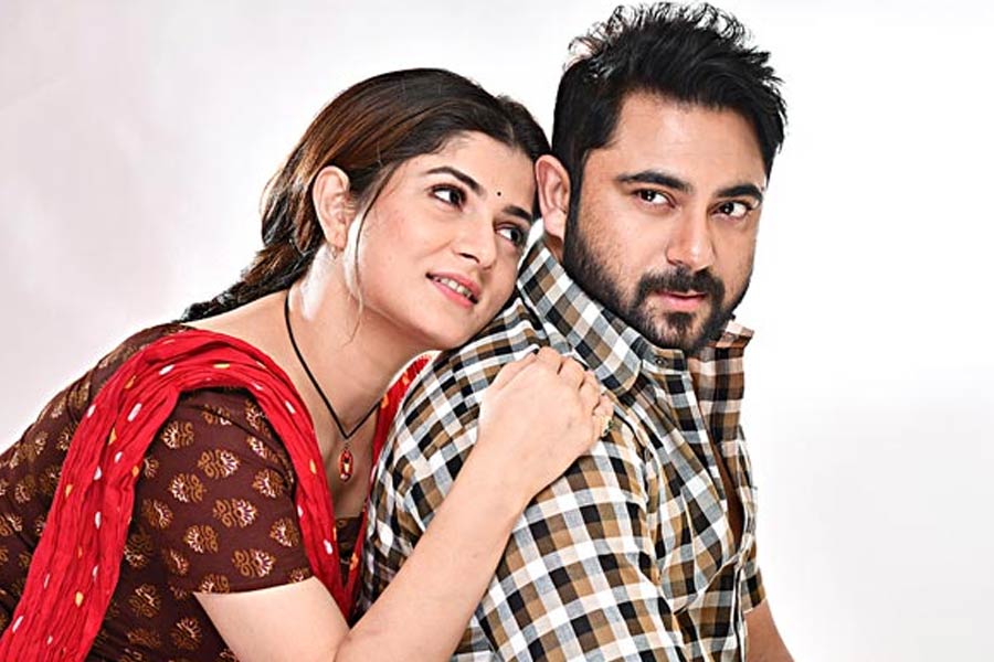 Sources suggest Tollywood actor Soham Chakraborty and Srabanti Chatterjee going to act in Abhimanyu Mukherjee’s next