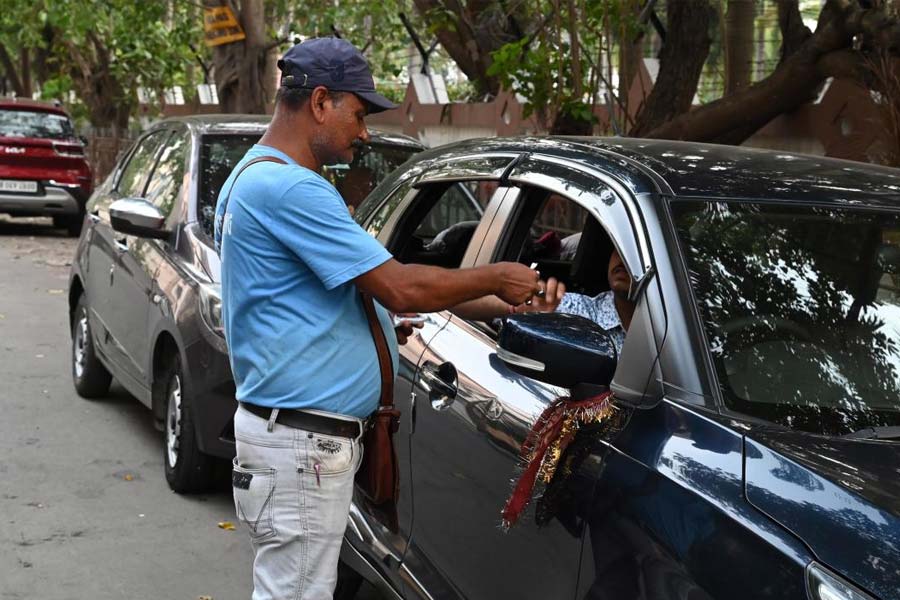 Kolkata Municipal Corporation has launched an app to stop illegal parking in Kolkata city