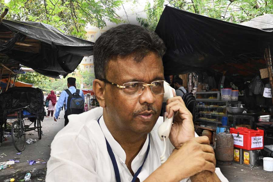 The hawkers did not remove the plastic covers the Mayor of Kolkata Municipal Corporation Firhad Hakim indicated to take strict action.