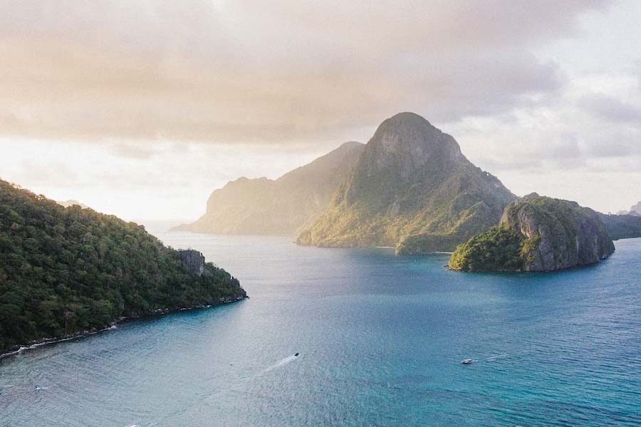 ১৯৫০ সালে তাশিরোজিমা দ্বীপে প্রায় এক হাজার জন বাস করতেন। তাঁদের অধিকাংশই পেশায় ছিলেন মৎস্যজীবী এবং ব্যবসায়ী। কিন্তু ২০১১ সালে এই দ্বীপে সুনামি হয়। প্রাকৃতিক দুর্যোগ-সহ আরও নানা কারণে অনেকে এই দ্বীপ ছেড়ে চলে যান।