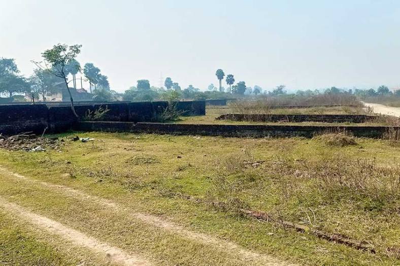 জমি কার? এই নিয়েই সরগরম মালদহ। এ বারে জোর করে জমি দখলের চেষ্টার অভিযোগ উঠল এক ব্যবসায়ীর বিরুদ্ধে। তৃণমূল নেতার দাবি জমি নাকি তাঁদের পারিবারিক। তা হাতাতে চাইছেন ব্যবসায়ী। অন্য দিকে, ব্যবসায়ীর দাবি জমি তাঁরই।  