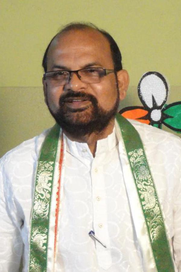 পুরপ্রধান বলছেন, বংশানুক্রমে জমিটি তাঁদের। অন্য দিকে, ব্যবসায়ীর দাবি, জমির যাবতীয় কাগজপত্র, সবই রয়েছে তাঁর হাতে। এখন প্রশ্ন হল, জমি কার! মালদহের রাজমহল রোডের এক টুকরো জমি ঘিরে এই শীতেও উত্তপ্ত হয়ে উঠছে আম-নগরীর আবহাওয়া।