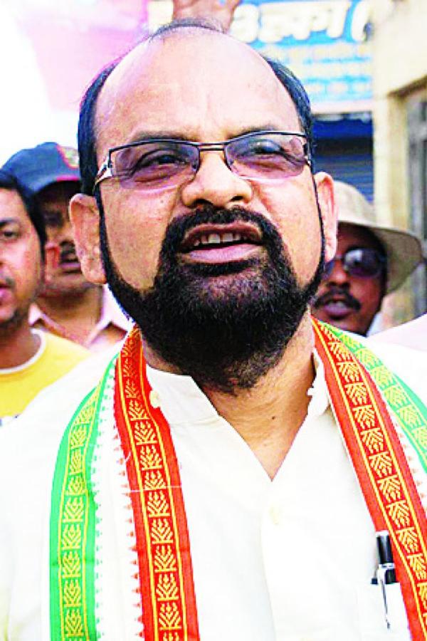 যদিও কৃষ্ণেন্দুর দাবি, এই জমিটি যে দেবাশিসের তা প্রমাণে এখনও পর্যন্ত কোনও নথিই তিনি নাকি দেখাতে পারেননি। অথচ, ব্যবসায়ী দাবি করছেন, যাবতীয় জমি সংক্রান্ত নথিপত্র তাঁর কাছে রয়েছে।