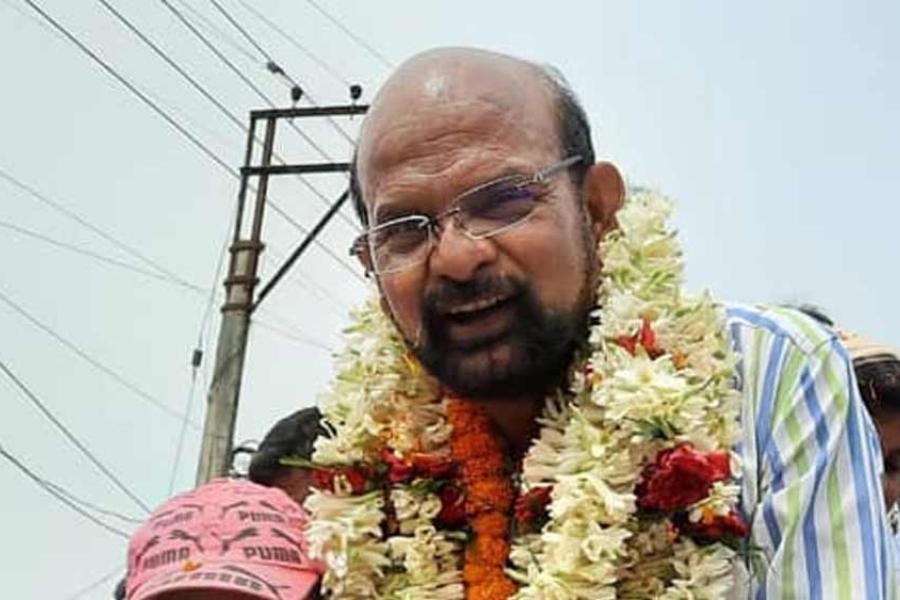 এত দিন জমিটির দেখভাল করতেন তাঁর কাকা এবং দাদারা। কিন্তু তাঁদের প্রয়াণের পর জমি দেখভালের দায় গিয়ে পড়ে কৃষ্ণেন্দুর উপর। 