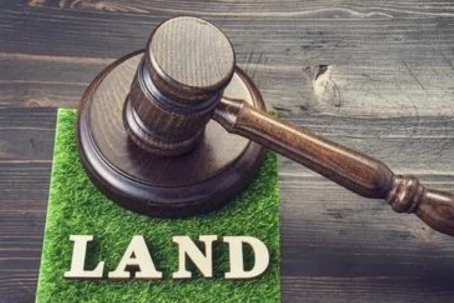 কিন্তু কার্যক্ষেত্রে দেখা যায়, সেই জমিটি নিজের বলে দাবি করে তাতে দোকান করে বসে রয়েছেন এলাকারই এক ব্যবসায়ী দেবাশিস সাহা। দেবাশিসেরও দাবি, ওই জমিটি তাঁর নিজের। কৃষ্ণেন্দু প্রভাব খাটিয়ে জমিটি দখল করার চেষ্টা করছেন। 