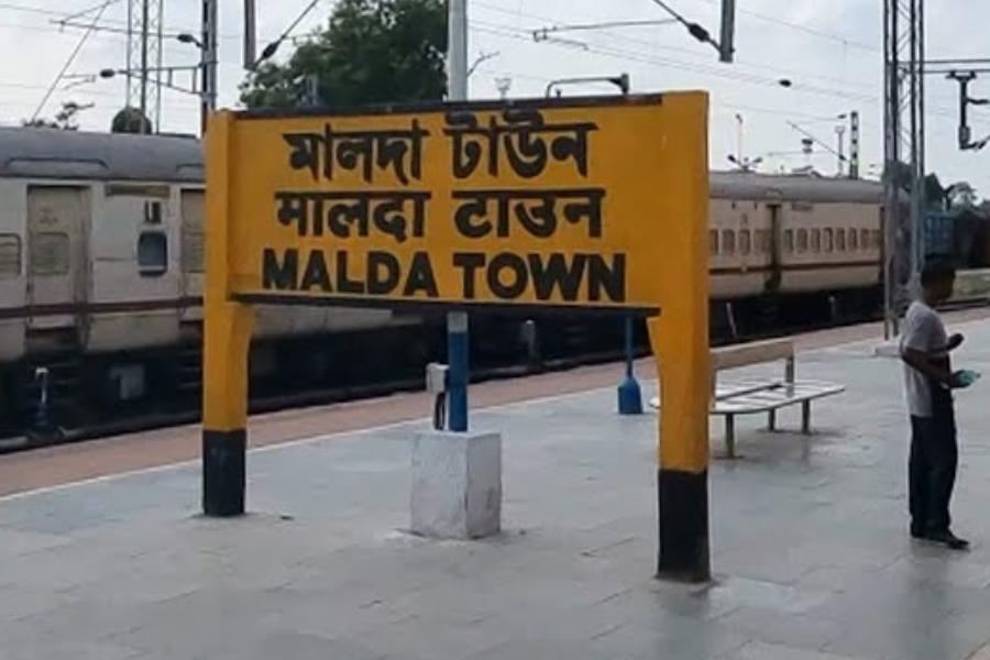 রাজ্যের প্রাক্তন মন্ত্রী কৃষ্ণেন্দু বলছেন, ‘‘ওই জায়গাটি আমাদের পরিবারের। এক সময় আমার কাকা দেখভাল করতেন। বর্তমানে দাদা ও কাকারা প্রয়াত। এখন আমাদের পারিবারিক সম্পত্তি দেখাশোনা করতে হচ্ছে। ওই ব্যবসায়ী যে জায়গায় ব্যবসা চালাচ্ছেন, সেই জায়গাটি আসলে আমাদের পরিবারের। তার আশপাশের জায়গাও আমাদেরই। এটা সবাই জানে। মিথ্যা এবং ভিত্তিহীন অভিযোগ তুলে জমিটি দখল করার চেষ্টা করছেন ওই ব্যবসায়ী।’’