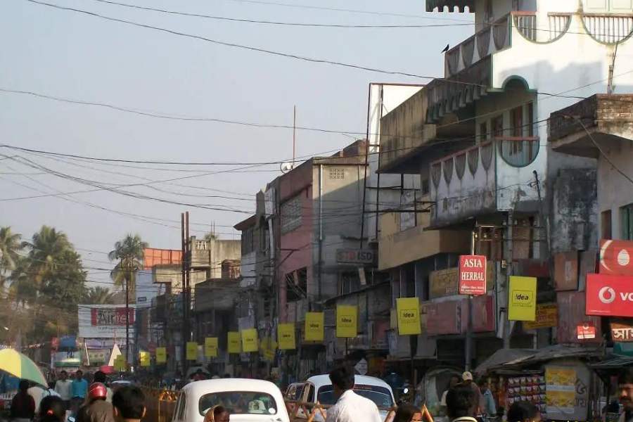 মালদহ শহরের প্রাণকেন্দ্র রাজমহল রোডের উপর এক টুকরো জমির মালিকানা নিয়ে গোলমালের সূত্রপাত। ইংরেজবাজার পুরসভার চেয়ারম্যান তথা দাপুটে তৃণমূল নেতা কৃষ্ণেন্দু নারায়ণ চৌধুরীর দাবি, ওই জমিটি তাঁর পরিবারের। 