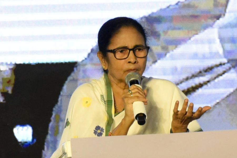 ব্যবসায়ী দেবাশিসের পাল্টা দাবি, কৃষ্ণেন্দুই ওই জমির দখল নিয়ে প্রোমোটিং করতে চাইছেন। কিন্তু ব্যবসায়ী জমি ছাড়তে চান না। তিনি বলছেন, ‘‘লাগাতার হুমকি দেওয়া হচ্ছে। চেয়ারম্যান পদের প্রভাব খাটিয়ে কৃষ্ণেন্দু আমাকে নানা ভাবে হেনস্থা করছেন। আমি আতঙ্কিত। থানায় অভিযোগ জানিয়ে কোনও লাভ হয়নি। তাই এ বার সরাসরি মুখ্যমন্ত্রী, প্রধানমন্ত্রী, রাষ্ট্রপতি এবং রাজ্যপালের কাছে লিখিত অভিযোগ জানিয়েছি। আশা করব, মুখ্যমন্ত্রী কঠোর পদক্ষেপ করবেন।’’