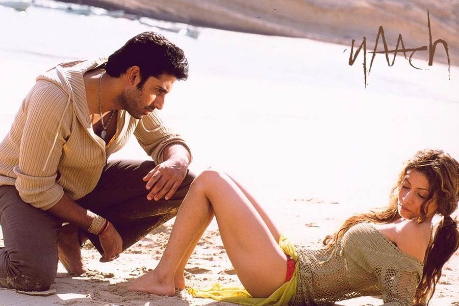 কখনও রামগোপালের পরিচালিত হিন্দি ছবিতে, কখনও বা তাঁর প্রযোজিত ছবিতে অভিনয়ের সুযোগ পেতেন অন্তরা। ‘মস্ত’, ‘খিলাড়ি ৪২০’, ‘কোম্পানি’, ‘নাচ’, রোড’ এবং ‘ডরনা মানা হ্যায়’-এর মতো একাধিক হিন্দি ছবিতে অভিনয় করেন তিনি।