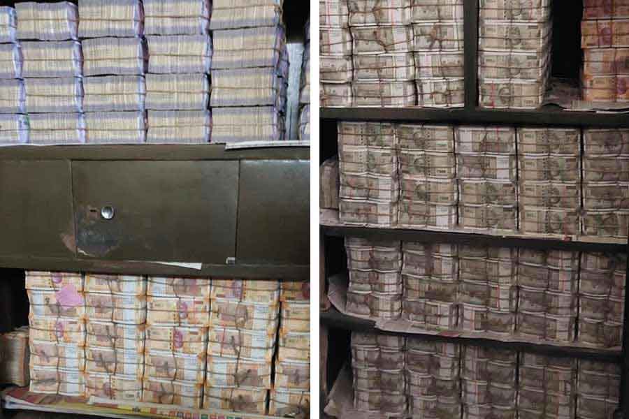 কংগ্রেসের রাজ্যসভার সাংসদ ধীরজ সাহুর বাড়ি থেকে শনিবার রাত পর্যন্ত ৩০০ কোটি টাকা উদ্ধার করেছেন আয়কর দফতরের আধিকারিকেরা। টাকা গোনার কাজ শেষ হয়নি। এক দফার আয়কর হানায় এখনও পর্যন্ত সবচেয়ে বেশি উদ্ধার হওয়া টাকার ঘটনা বলে মনে করছেন আয়কর কর্তারা। বিপুল পরিমাণ এই টাকা উদ্ধারের ঘটনা নিয়ে গোটা দেশে তোলপাড় চলছে। শুরু হয়ে গিয়েছে রাজনৈতিক চাপানউতরও।